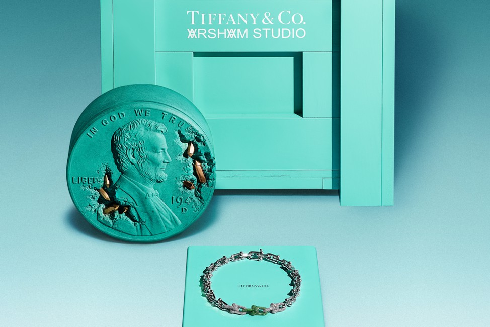 Tiffany & Co. e Daniel Arsham Revelam Sua Mais Recente Colaboração Criativa: The Bronze Eroded Penny Vessel e Colar HardWear de Edição Limitada